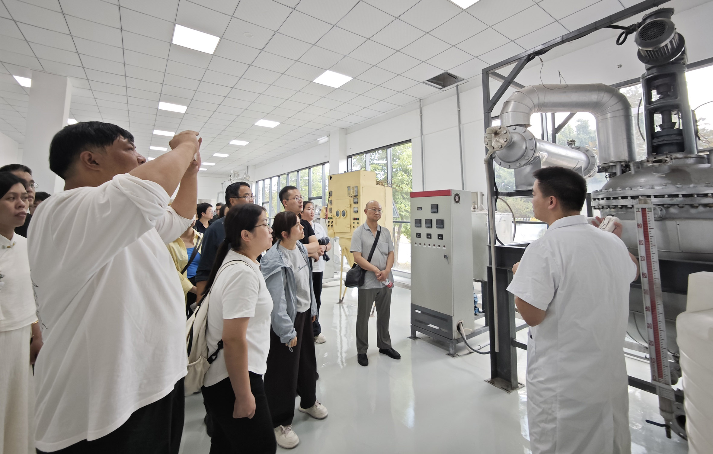 井礦鹽檢測(cè)中心迎來全國(guó)鹽業(yè)質(zhì)檢會(huì)議代表參觀交流